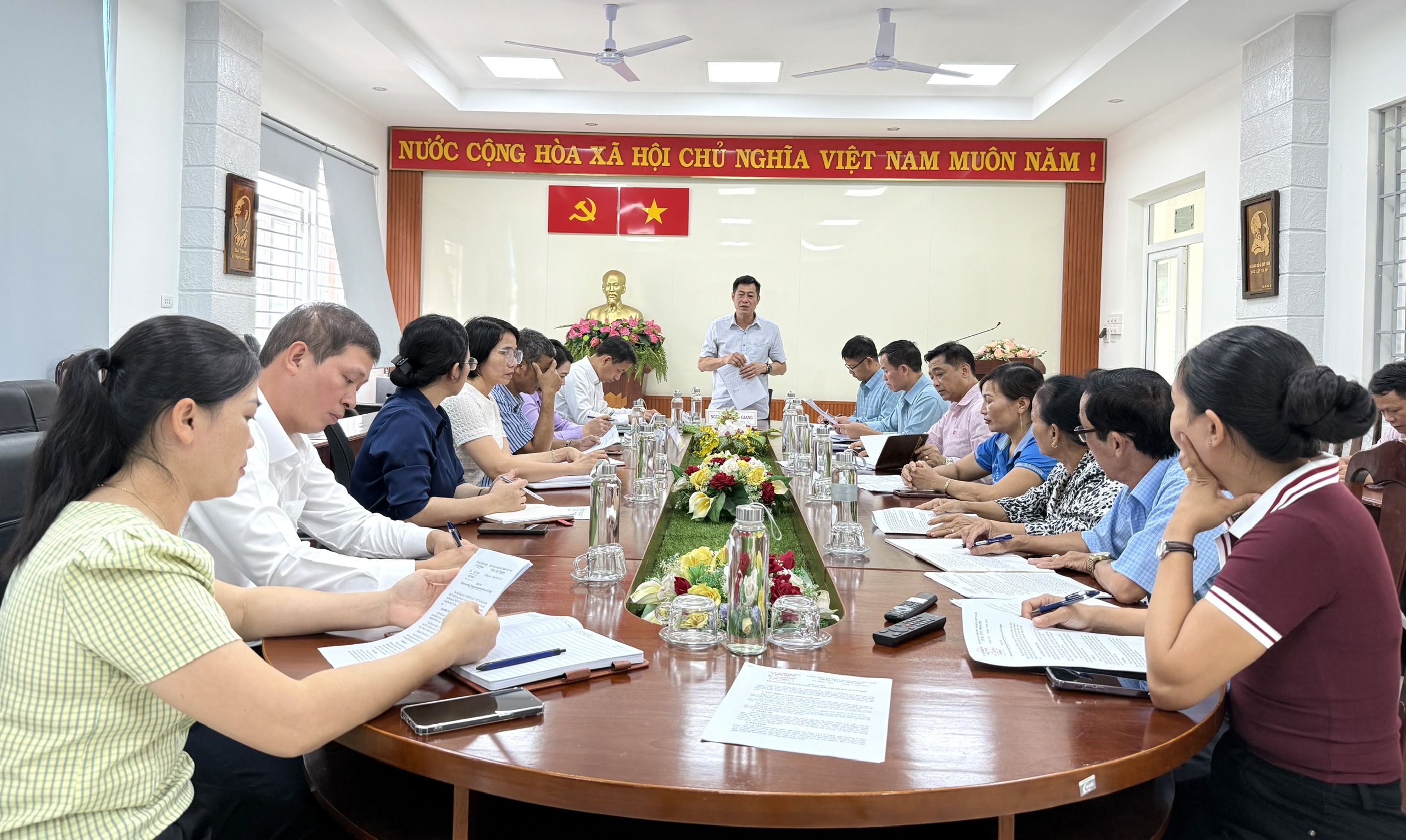 Quang cảnh buổi làm việc